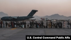 Pesawat Angakatan Udara AS Boeing C-17 Globemaster terus melakukan evakuasi warga sipil di bandara Kabul, Afghanistan (23/8). 