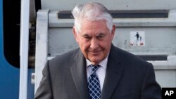 Sakataren harkokin wajen Amurka, Rex Tillerson yayin da ya sauka a Moscow