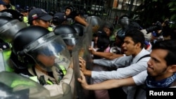 지난 12일 베네수엘라 수도 카라카스에서 니콜라스 마두로 대통령에 반대하는 시위대가 경찰과 대치하고 있다.
