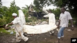 Les secouristes transportent sur une civière le corps d’une victime du crash d'un avion à Juba, Soudan du Sud, 4 novembre 2015. 