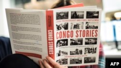 Le livre "Congo Stories" de John Prendergast et Fidel Bafilemba avec des images de Ryan Gosling, à Washington DC, le 14 décembre 2018.