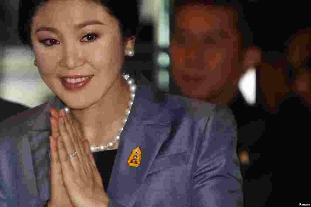 Tailand Bosh vaziri Yinglak Shinavatra Bangkokdagi Konstitutsiyaviy sudga kirib kelmoqda. O&#39;z vazifasini suiiste&#39;mol qilganlikda ayblanayotgan hukumat rahbarining ishi bo&#39;yicha ertaga sud hukmi chiqishi kutilyapti, 6-may, 2014-yil.