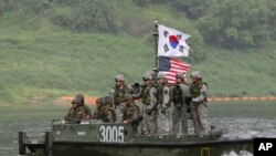 주한미군과 한국군 장병들이 지난 2013년 남한강 일대에서 합동훈련을 진행하고 있다. (자료사진)