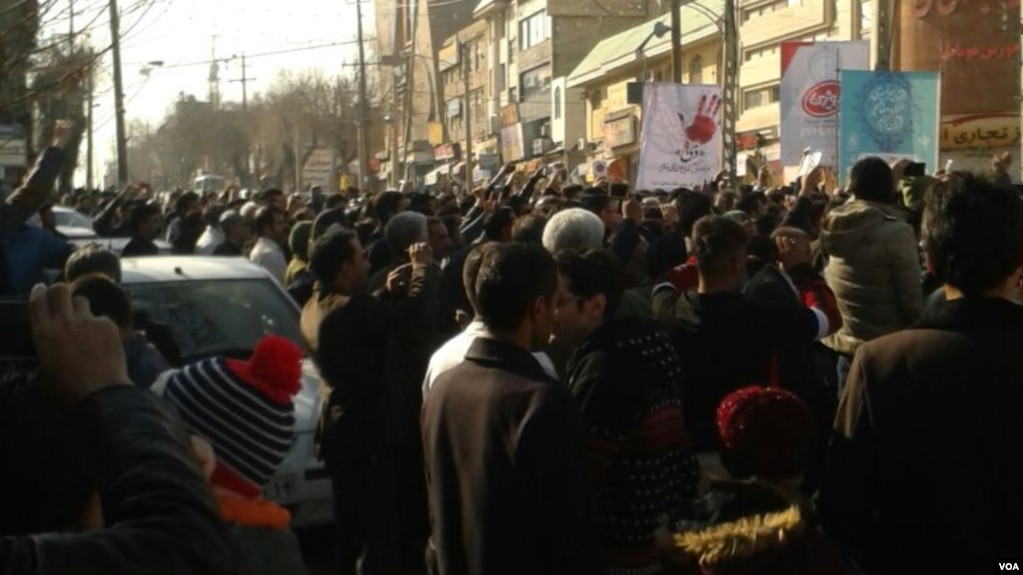 روز جمعه تجمع اعتراضی در کرمانشاه و ده شهر دیگر ایران برگزار شد. 