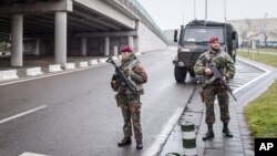 Les soldats belges patrouillent à l'aéroport de Zaventem à Bruxelles le mercredi 23 Mars 2016. 