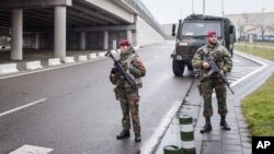 Binh lính Bỉ tuần tra tại sân bay Zaventem, Brussels hôm thứ Tư, ngày 23 tháng 3 năm 2016. 
