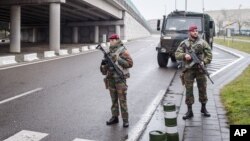 Des soldats belges patrouillent à l'aéroport de Zaventem à Bruxelles le mercredi 23 mars 2016. (AP Photo/Geert Vanden Wijngaert)