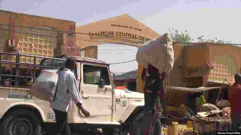 Marché central de Diffa, le 1er mars 2016. (VOA/Nicolas Pinault)