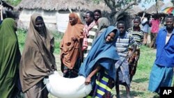 Women at a World Food Program food distribution center in Somalia, 05 Jan 2010