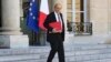 Le ministre français des Affaires étrangères, Jean-Yves Le Drian, part après une réunion hebdomadaire du cabinet à l'Elysée à Paris, le 3 août 2018.