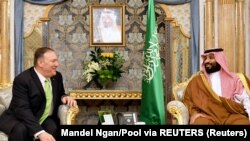 Le prince Mohammed Ben Salmane, à droite, en compagnie du secrétaire d'Etat américain Mike Pompeo, Jeddah, Arabie saoudite, le 18 septembre 2019. 