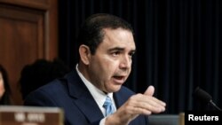 ARCHIVO: El representante estadounidense Henry Cuellar (Demócrata por Texas) interroga al secretario del Departamento de Seguridad Nacional (DHS), Alejandro Mayorkas, durante una audiencia del Subcomité de Seguridad Nacional en el Capitolio en Washington, el 10 de abril de 2024.