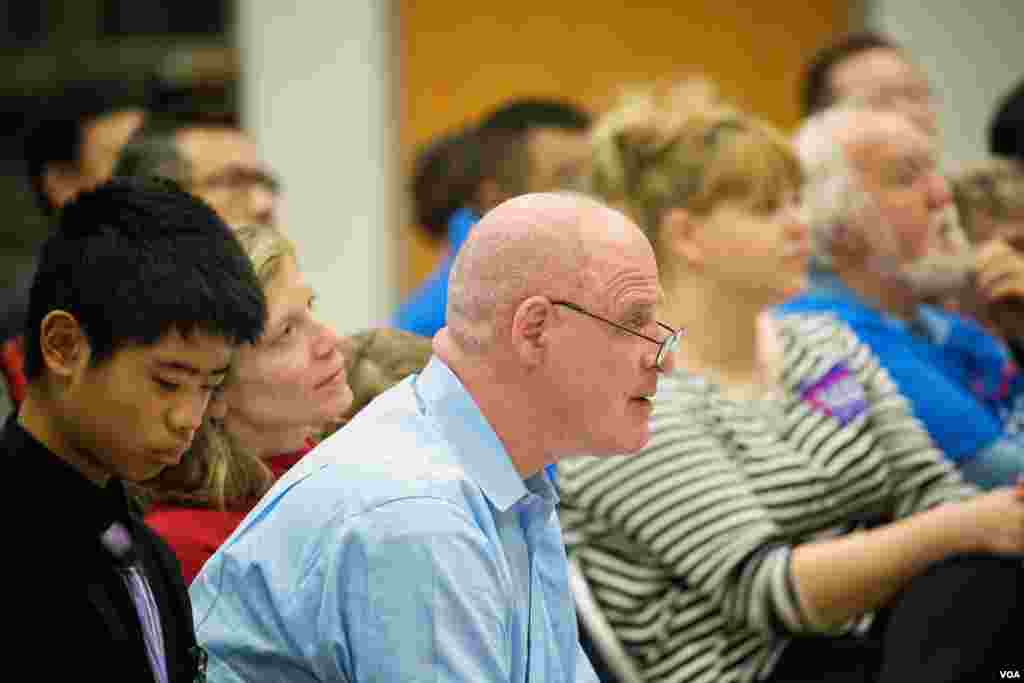 其他族裔的选民也有不少参加了华人社区组织的这次论坛（美国之音记者方正拍摄）