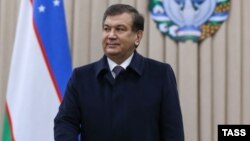 Penjabat Presiden Shavkat Mirziyoyev menang besar dalam pilpres Uzbekistan hari Minggu (4/12).