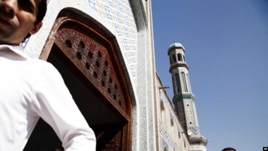 Poytaxt Dushanbedagi markaziy masjidda juma namozi 