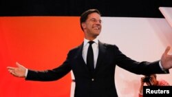 El partido de derechas VVD del primer ministro Mark Rutte logró una cómoda victoria electoral, desafiando las encuestas que sugería una ajustada batalla con el candidato populista Geert Wilders.