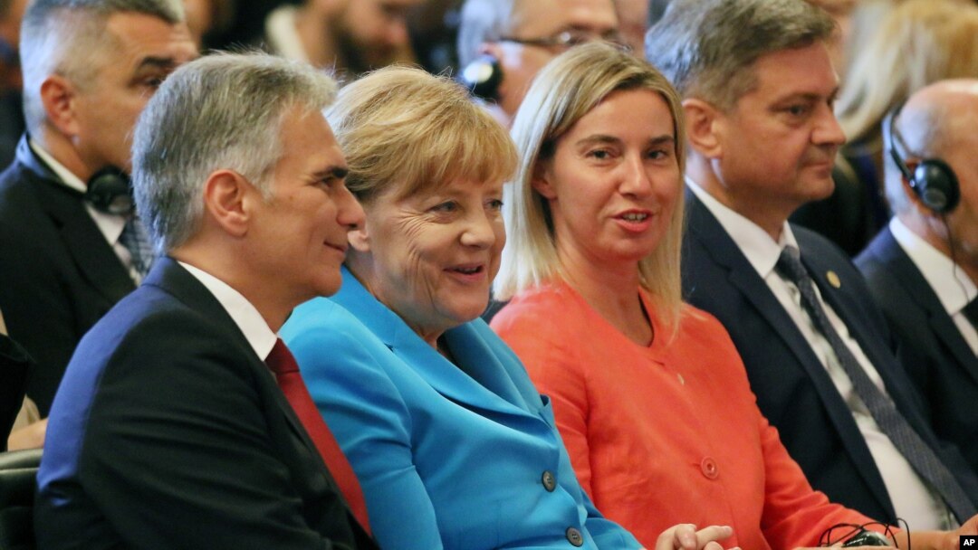 Kanselir Austria Werner Faymann (kiri), Kanselir Jerman Angela Merkel, Kepala Kebijakan LN Uni Eropa Federica Mogherini termasuk yang hadir dalam pertemuan di istana Hofburg, Wina, Austria, hari Kamis (27/8).