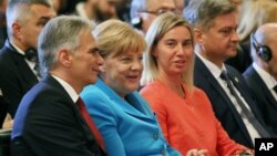 Kanselir Austria Werner Faymann (kiri), Kanselir Jerman Angela Merkel, Kepala Kebijakan LN Uni Eropa Federica Mogherini termasuk yang hadir dalam pertemuan di istana Hofburg, Wina, Austria, hari Kamis (27/8).