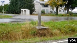 Una zanja y un pequeño obelisco es todo lo que hay por marca fronteriza en el condado de Whatcom, en el estado de Washington.