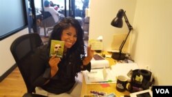 워싱턴 DC 인근 알링턴에 있는 '쿠바 인스파이어즈(Cuba Inspires)' 사무실에서 고객들로부터 받은 카드를 들어보이고 있는 제시 칼자도 에스폰다.