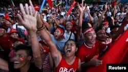 Supporters of Myanmar's opposition leader Aung San Suu Kyi gather outside National League for Democracy headquarters (NLD) in Yangon, Myanmar, Nov. 9, 2015.