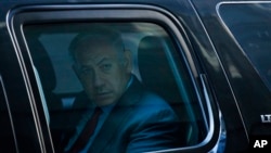 Perdana Menteri Israel Benjamin Netanyahu di dalam mobil meninggalkan Trump Tower, New York, setelah bertemu Donald Trump (25/9). (AP/Evan Vucci)
