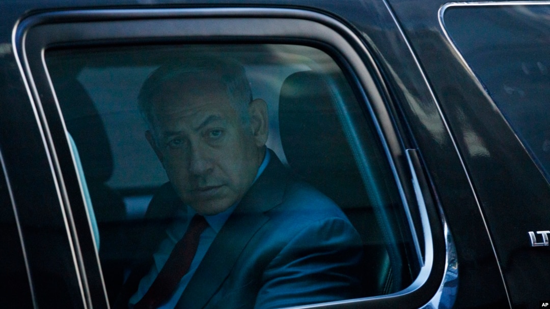 Perdana Menteri Israel Benjamin Netanyahu di dalam mobil meninggalkan Trump Tower, New York, setelah bertemu Donald Trump (25/9). (AP/Evan Vucci)