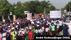 Des participants à la marche, à N'Djamena, le 1er novembre 2021. (VOA/André Kodmadjingar).