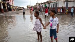 Pour des milliers d'enfants, le retour à l'école est impossible à cause des dégâts causés par l'ouragan Matthew.