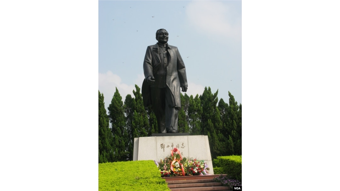 中国特区深圳的邓小平像（美国之音张楠拍摄）