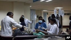 Nhân viên y tế, tại một bệnh viên ở Nairobi, Kenya, chăm sóc cho người bị thương sau các vụ nổ khiến ít nhất 6 người thiệt mạng, 31/3/14