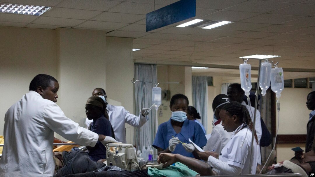 Para petugas medis merawat 20 korban luka-luka akibat ledakan di rumah sakit Kenyatta, Nairobi, Kenya (31/3). 