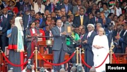 Rais Uhuru Kenyatta akionesha hati ya kuchukua madaraka kwa awamu ya pili, uwanja wa Kasarani Nairobi.