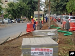 Rua de Luanda em obras, em Julho de 2011