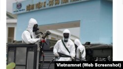 Quân đội được điều đến phun khử khuẩn tại Bệnh viện K, Hà Nội, vào ngày 7/5/2021.
