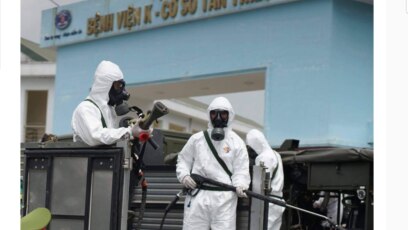 Quân đội được điều đến phun khử khuẩn tại Bệnh viện K, Hà Nội, vào ngày 7/5/2021.