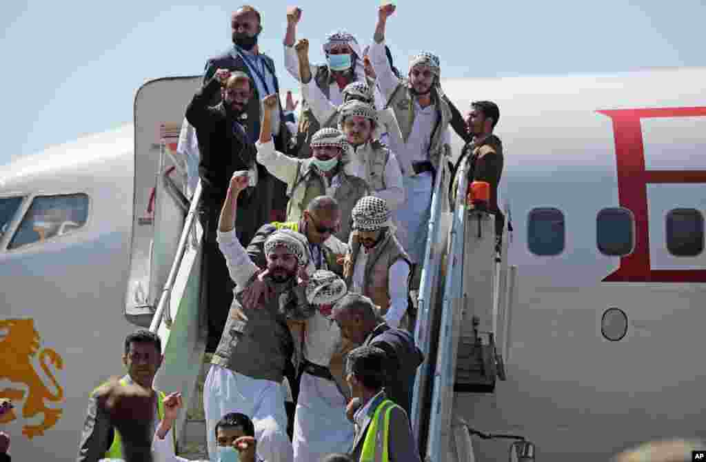 Yemeni prisoners chant slogans during their arrival at the airport in Sana&#39;a after being released by the Saudi-led coalition.