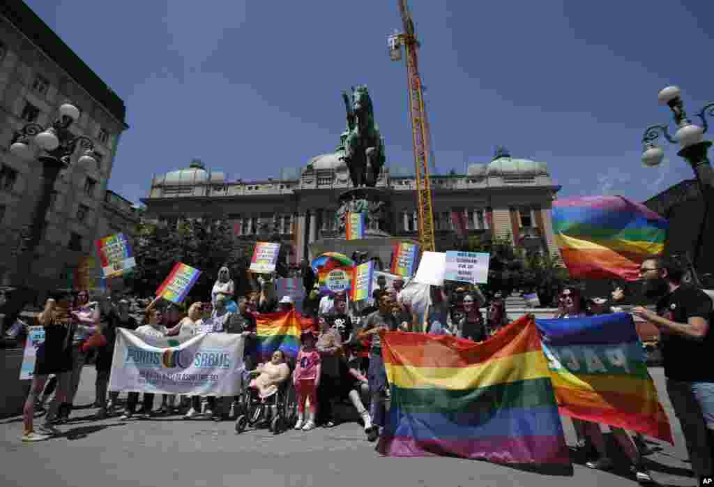 رقص مردم با در دست داشتن پرچم صلح در رژه همجنسگرایان در بلگراد صربستان
