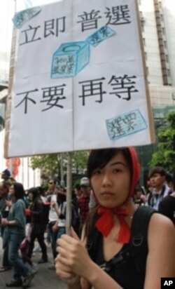 香港浸會大學社會服務副學士學生池同學打扮成童話故事的小紅帽參與遊行