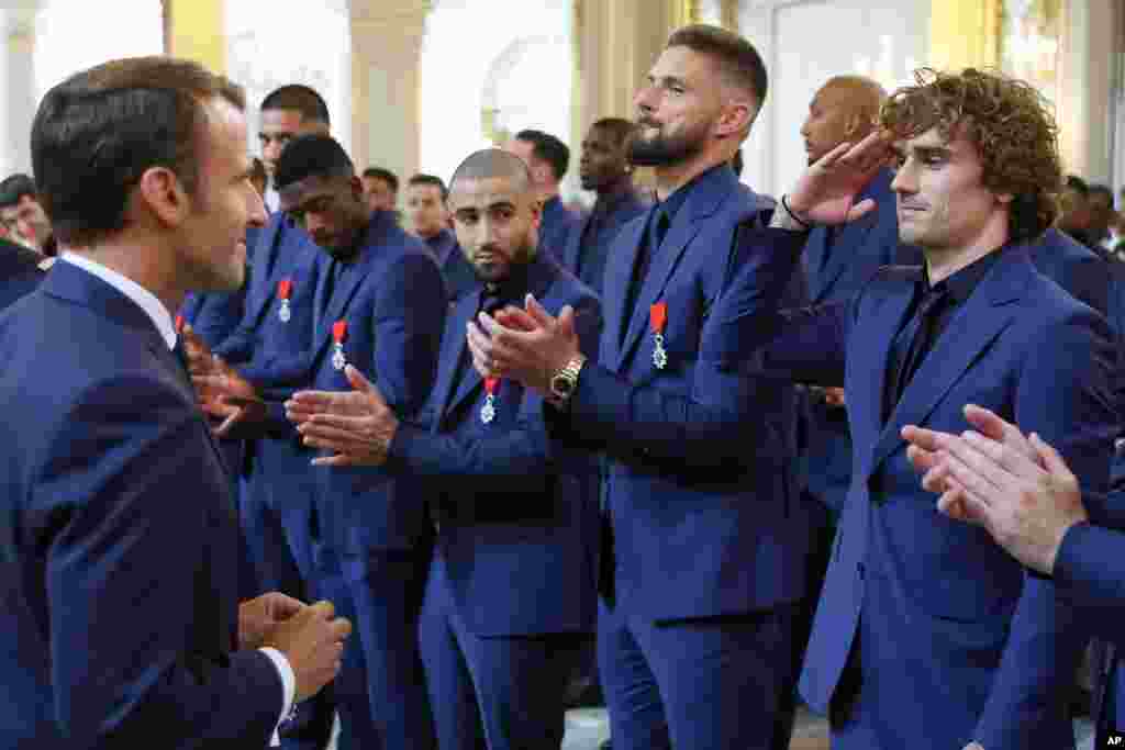 رئیس جمهوری فرانسه در کاخ الیزه از فوتبالیست های این کشور تقدیر کرد.&nbsp;