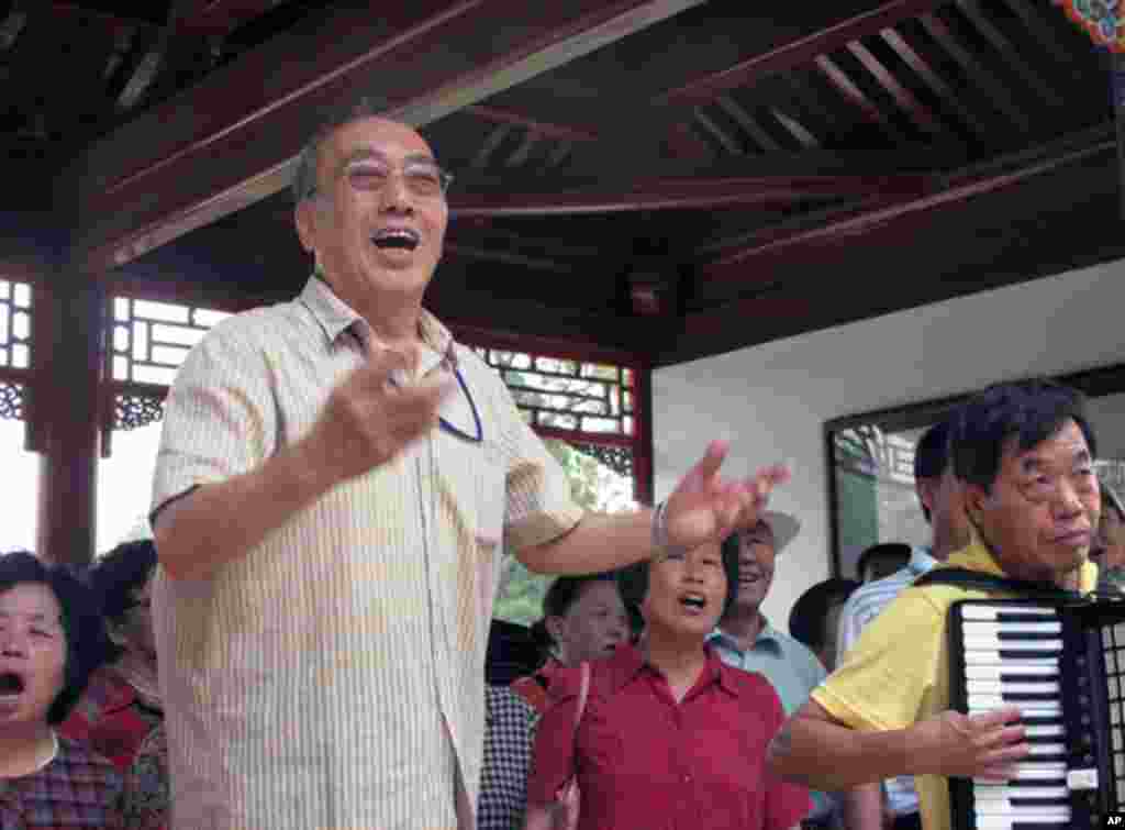 北京景山公园里的红歌团队