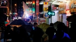 Los manifestantes también protestaron con sombrillas ante un cañón de agua de la policía el 31 de diciembre de 2019 en Hong Kong.