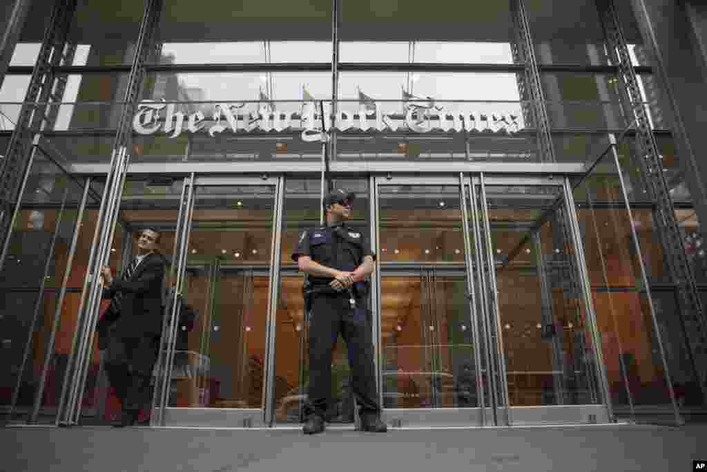 حملے کے بعد نیویارک سمیت امریکہ بھر میں نشریاتی اداروں اور اخبارات کے دفاتر پر سکیورٹی سخت کردی گئی ہے۔ تصویر میں نیویارک ٹائمز کے دفتر کے باہر پولیس اہلکار تعینات ہے۔ 
