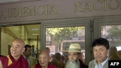 在西班牙出庭作证的藏人