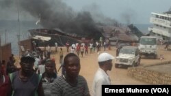 Le bateau m/v mudekera prend feu au port privé du groupe Ginki Petroleum à Uvira, Sud-Kivu, RDC, le 30 aout 2017. (VOA/Ernest Muhero)