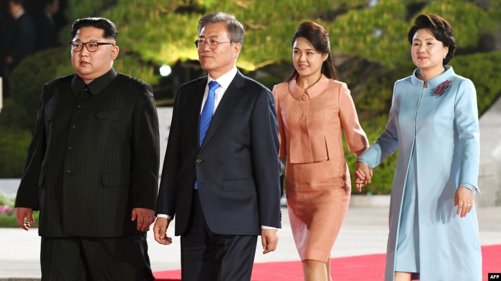 Hai nhà lãnh đạo Triều, Hàn và hai phu nhân tại cuộc họp thượng đỉnh lịch sử hôm 27/4/2018