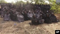 Boko Haram အကြမ်းဖက်အဖွဲ့က ဖမ်းဆီးထားတဲ့ နိုင်ဂျီးရီးယားကျောင်းသူတွေထဲက ၁၀၀ ကျော်ကို ဗွီဒီယို ရိုက်ကူးပြသစဉ်။ (မေ ၁၂၊ ၂၀၁၄)