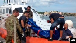 10月3日意大利海岸警卫队将船民尸体抬上西西里岛海岸