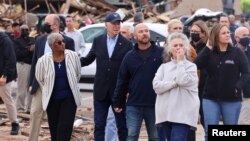 Presiden AS Joe Biden (bertopi) mengunjungi kota Mayfield, Kentucky pasca dilanda tornado, hari Rabu (15/12). 