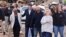 El presidente Joe Biden examina los daños causados por las tormentas y tornados mientras recorre un vecindario con la alcaldesa de Mayfield, Kathy O'Nan (der) y Anne Byfield (izq), presidenta del Consejo de Obispos en Kentucky, el 15 de diciembre de 2021.